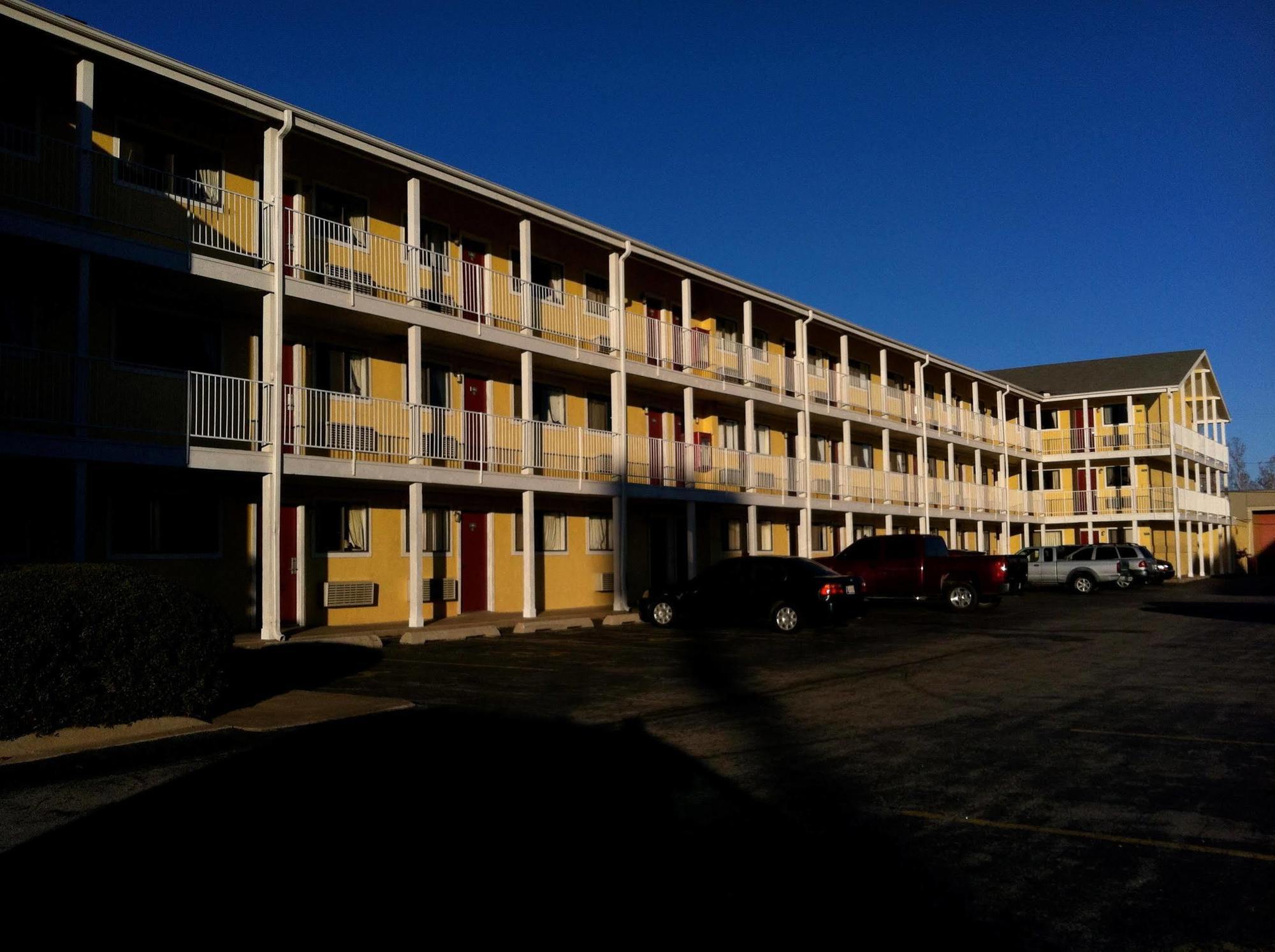 Oaktree And Inn 2*