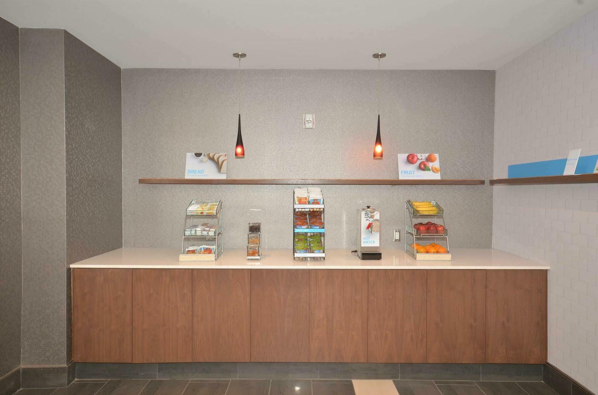 Hotel Express & Mid - Arpt Area By Ihg 3*