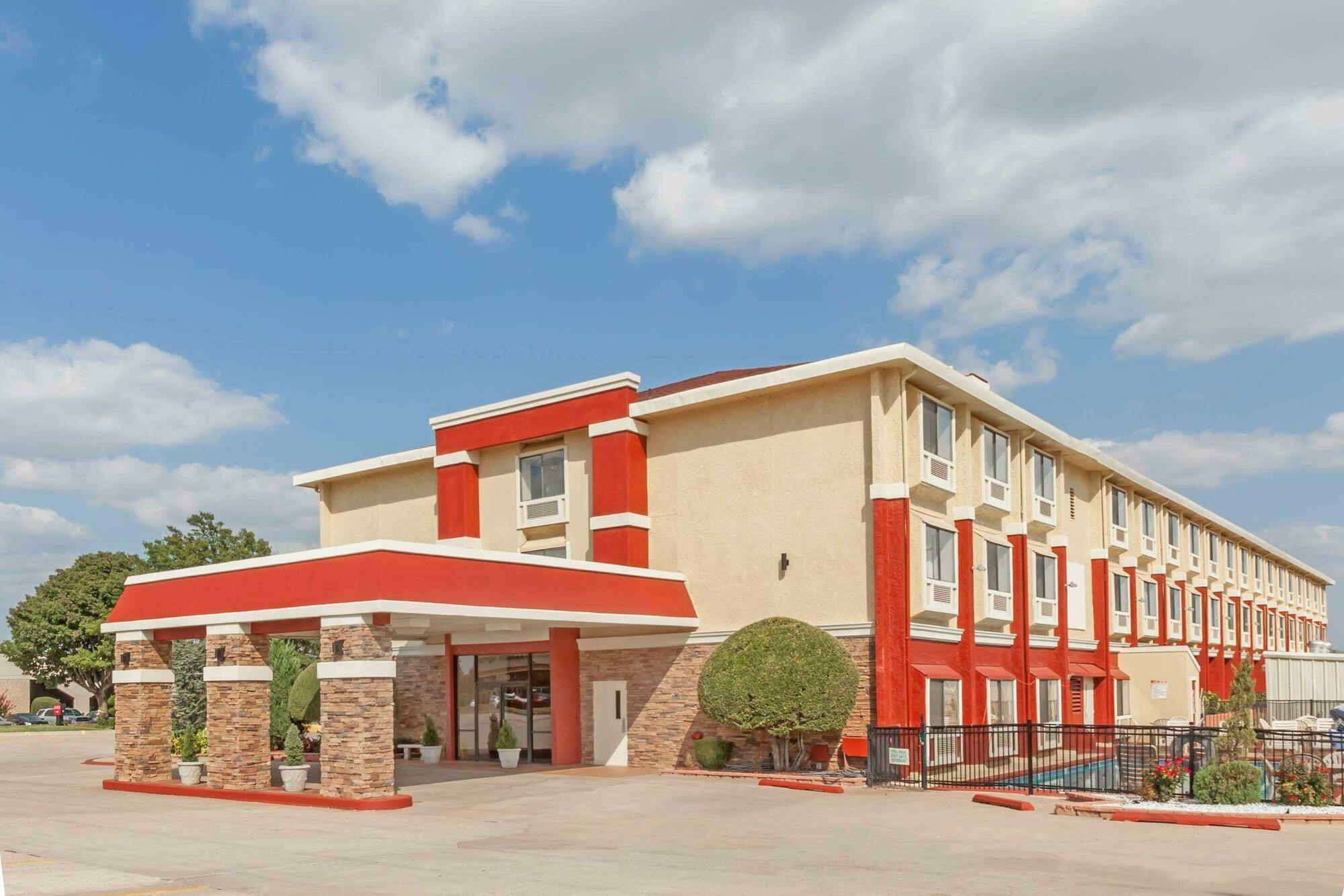 Ramada By Wyndham Airport North Oklahoma City