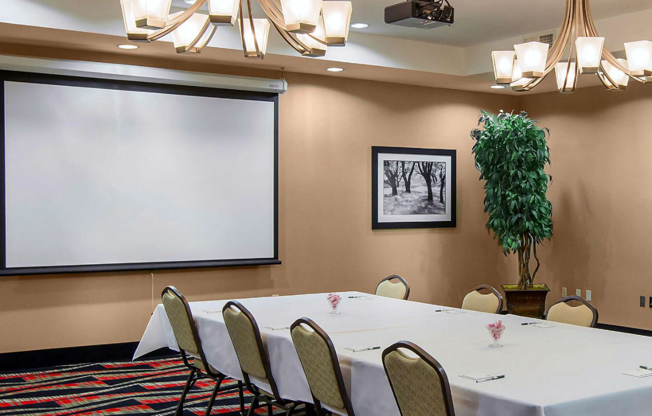 Holiday Airport By Ihg Hotel 3*